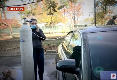 Δραματική η κατάσταση στη Ρουμανία, κλίνες ούτε για δείγμα: Ασθενείς με κορονοϊό «νοσηλεύονται» με οξυγόνο σε αυτοκίνητα (βίντεο)