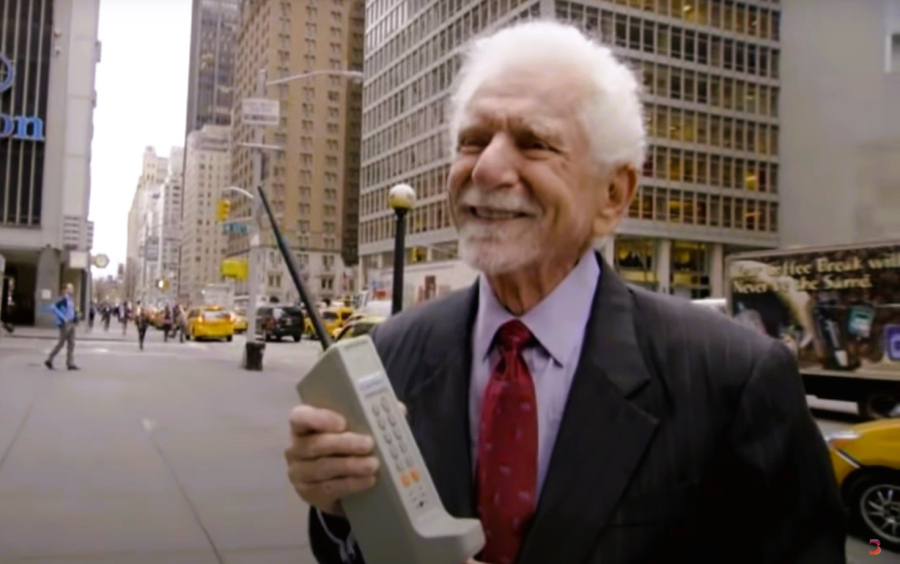 Σαν σήμερα η πρώτη κλήση με κινητό τηλέφωνο: Αυτό είναι το «τούβλο» που μας άλλαξε τη ζωή