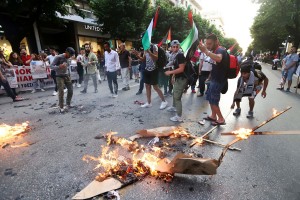 Θεσσαλονίκη: Διαμαρτυρία για το αιματοκύλισμα στην Γάζα - Έκαψαν σημαίες ΗΠΑ και Ισραήλ
