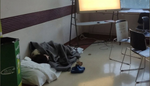Γονατίζουν οι υγειονομικοί: Εξαντλημένοι κοιμούνται στα πατώματα του Ευαγγελισμού (εικόνες)