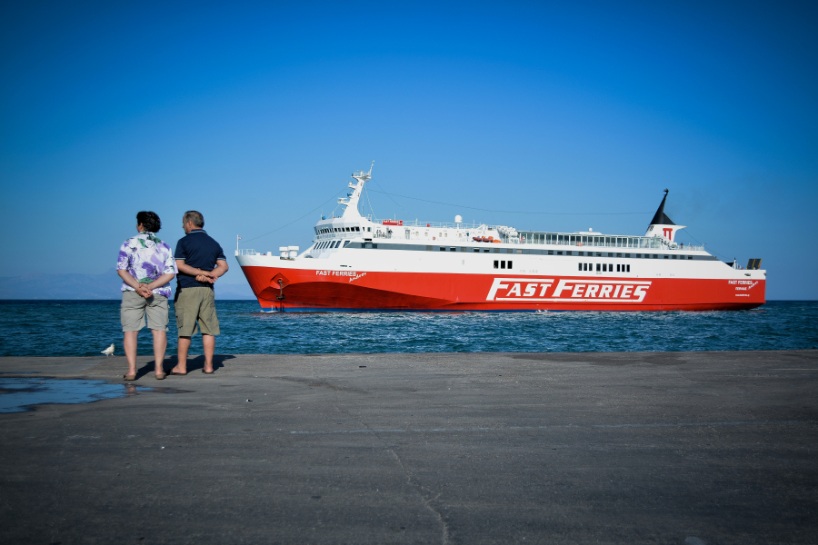 Μηχανική βλάβη στο Fast Ferries Andros, επιστρέφει στη Ραφήνα