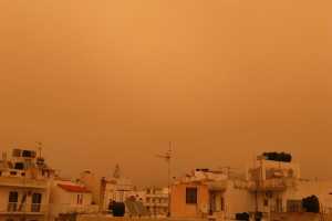 Αντιμέτωποι με τους ανέμους και την αφρικανική σκόνη οι πολίτες στο Ρέθυμνο