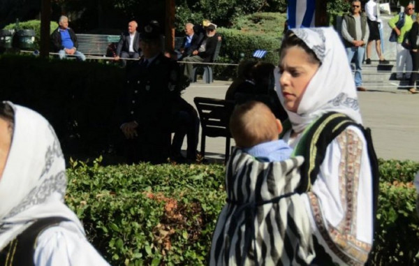 Τρίκαλα: Nεαρή μητέρα παρέλασε κουβαλώντας σε μάρσιπο το παιδάκι της