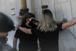 Τα «γυρίζει» η Ρούλα Πισπιρίγκου και «αδειάζει» την αδερφή της για το θάνατο της Ίριδας, τα 7 «όπλα» της για το δικαστήριο