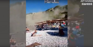 Ναύπλιο: Τον τρόμο έζησαν οι λουόμενοι στην παραλία της Αρβανιτιάς - Η στιγμή της μεγάλης κατολίσθησης (video)