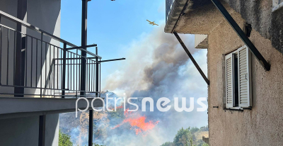 Δεύτερο μέτωπο στη μεγάλη φωτιά στην Ηλεία: Οι φλόγες «γλείφουν» σπίτια σε Άγναντα και Λουκά, μήνυμα 112 για οικισμό (βίντεο)