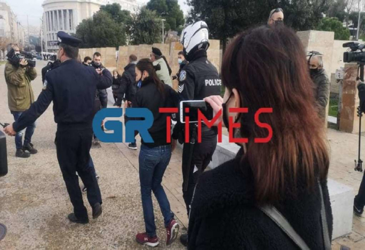 Θεοφάνεια: Ενταση και προσαγωγές στη Θεσσαλονίκη, άτομα έριξαν τον Τίμιο Σταυρό
