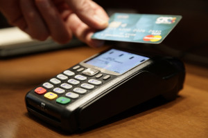 Οι πληρωμές με κάρτα δεν είναι πάντα δωρεάν, οι κρυφές χρεώσεις