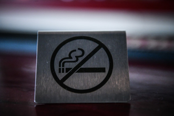 Κορονοϊός - Πρόεδρος ΕΙΝΑΠ: Καπνιστές το 90% των νέων που νοσεί