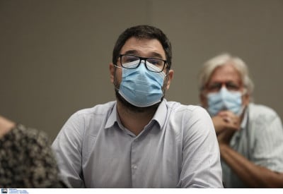 Ηλιόπουλος: Nα αναλάβει πρωτοβουλίες για το καθεστώς πατέντας των εμβολίων