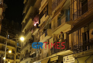 Θεσσαλονίκη: Στην εντατική δύο παιδιά και μία γυναίκα μετά από φωτιά σε διαμέρισμα πολυκατοικίας