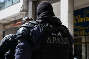Μεγάλη αστυνομική επιχείρηση στο Μοναστηράκι με συλλήψεις, προσαγωγές και πλήθος παραβάσεων