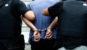 Χειροπέδες σε δύο αστυνομικούς για κατοχή και διακίνηση ναρκωτικών