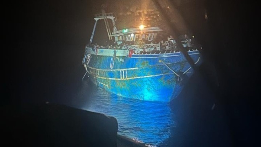 Ναυάγιο στην Πύλο: «Διάβαζα προσευχές και μετά ένιωσα το σκάφος να γέρνει, έσβησαν τις μηχανές να μην τις ακούνε διερχόμενα πλοία», συγκλονίζουν οι μαρτυρίες