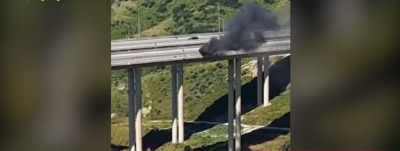 Φωτιά πήρε αυτοκίνητο εν κινήσει στην περιμετρική της Πάτρας (βίντεο)