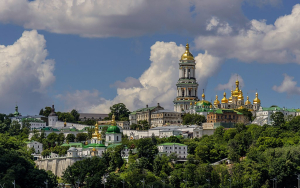 Συμπλοκές στο μοναστήρι της Λαύρας των Σπηλαίων στο Κίεβο: «Δεν θα πετάξουμε πέτρες, απλώς θα προσευχηθούμε»