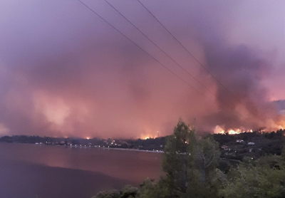 Δραματικές ώρες στη φωτιά της Εύβοιας: Εγκλωβισμένοι έφυγαν με καράβια και ΙΧ, καίγονται σπίτια, μέτωπο... 30 χιλιομέτρων