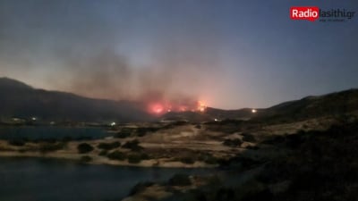 Δύσκολη νύχτα στο Λασίθι: Μαίνεται η φωτιά, σε επιφυλακή η πυροσβεστική