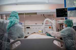 Σε κρίσιμη καμπή η πανδημία: Με εκτίναξη των διασωληνωμένων και 113 νέες εισαγωγές σε νοσοκομεία