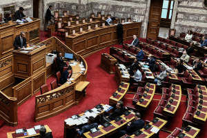 Με τις ψήφους ΝΔ - ΠΑΣΟΚ «πέρασε» το νομοσχέδιο του υπουργείου Υγείας από τη Βουλή