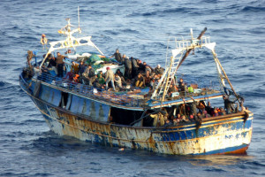 Κατάκολο: Ρυμουλκήθηκε από φορτηγό πλοίο ιστιοφόρο με 45 μετανάστες και πρόσφυγες