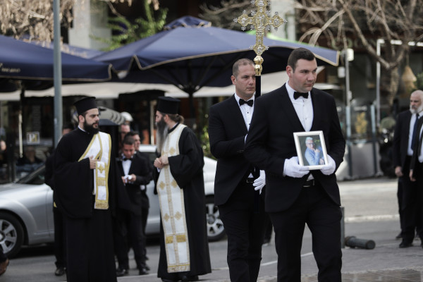 Κηδεία Κώστα Βουτσά: Υποβασταζόμενη η Αλίκη Κατσαβού στη Μητρόπολη Αθηνών