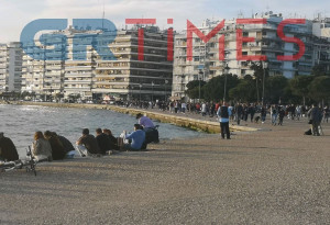 Το αδιαχώρητο στη Νέα Παραλία Θεσσαλονίκης - Εκατοντάδες πολίτες κάνουν βόλτα (pics)