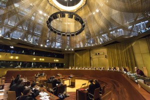 Πρωτοφανής υπόθεση στο ευρωπαϊκό δικαστήριο: Αρνήθηκαν σύνταξη σε παντρεμένο άντρα που έγινε γυναίκα