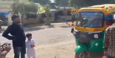 Ινδία: Σταμάτησαν τρίκυκλο για υπερβολική ταχύτητα και βγήκαν από μέσα... 27 άτομα (βίντεο)