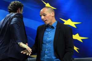 Ο υπουργός Οικονομικών Γιάνης Βαρουφάκης (Δ) αποχαιρετά τον πρόεδρο του Eurogroup (ΑΠΕ/ΜΠΕ)