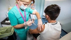 Ήρθε η σειρά των παιδιών να εμβολιαστούν: Το μεγάλο ενδιαφέρον «εξάντλησε» τα ραντεβού στο emvolio.gov.gr, που γίνονται τα «τσιμπήματα» και οι παρενέργειες
