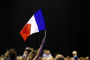 Έξι στους δέκα Γάλλους έχουν θετική γνώμη για Μακρόν και Φιλίπ