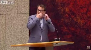 Άνδρας αποπειράθηκε να αυτοκτονήσει μέσα στο ολλανδικό κοινοβούλιο (βίντεο)