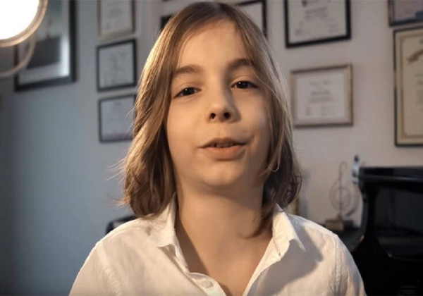 Ο 7χρονος Στέλιος συνθέτει το «βαλς της απομόνωσης» και συγκινεί (vid)