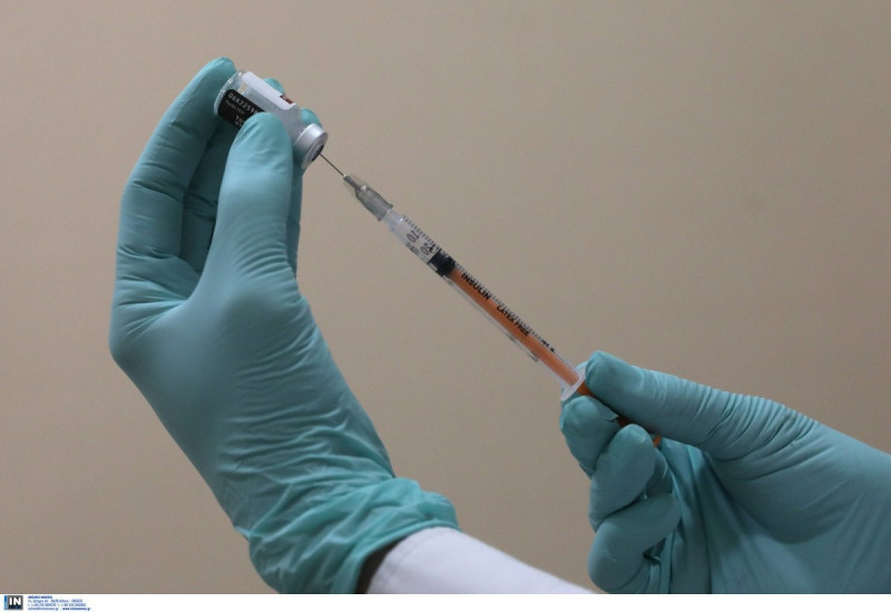 Πιερρακάκης: Με βάση τον ΑΜΚΑ η προτεραιότητα για τον εμβολιασμό