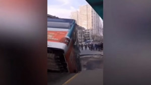 Ανοιξε το οδόστρωμα στην Κίνα και «κατάπιε» λεωφορείο, έξι νεκροί (video)