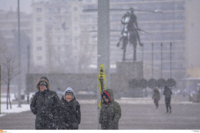 Θεσσαλονίκη: Συνεχίζεται η χιονόπτωση, χωρίς προβλήματα στην κυκλοφορία οχημάτων