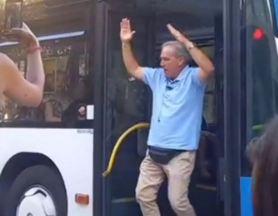 Viral οδηγός λεωφορείου αφήνει το τιμόνι και... χορεύει τσιφτετέλι