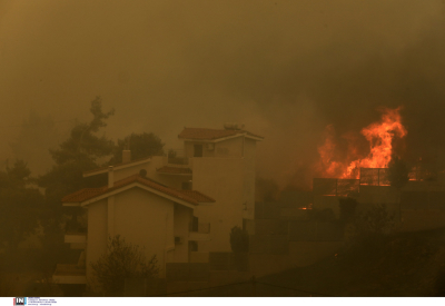 Φωτιά σε Πεντέλη - Ντράφι: Ζημιές σε σπίτια, κάτοικοι μένουν παρά την εντολή εκκένωσης (βίντεο)