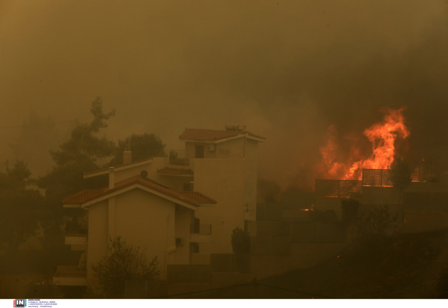 Φωτιά σε Πεντέλη - Ντράφι: Ζημιές σε σπίτια, κάτοικοι μένουν παρά την εντολή εκκένωσης (βίντεο)