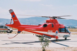 Ελικόπτερο του ΕΚΑΒ «παλεύει» με την κακοκαιρία (vid)