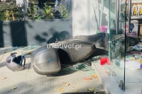 Μηχανάκι «καρφώθηκε» σε βιτρίνα μαγαζιού στο κέντρο της Θεσσαλονίκης (βίντεο, εικόνες)