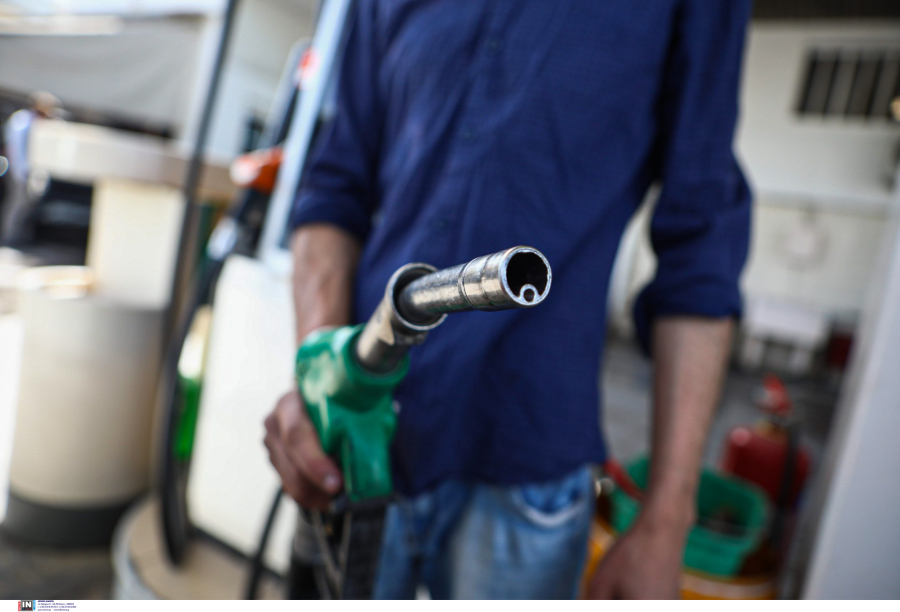 Fuel Pass 2: Νέες αποφάσεις «ξεμπλοκάρουν» τις πληρωμές και για την άυλη κάρτα με το μπόνους στο επίδομα βενζίνης