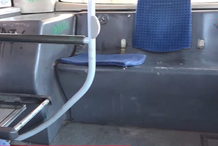Φόβος και τρόμος ομάδα ανηλίκων που προσπάθησαν να βάλουν φωτιά σε γεμάτο λεωφορείο, «κινδυνεύουμε» λένε οι οδηγοί (βίντεο)