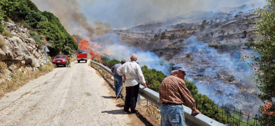 Νάξος: Σε εξέλιξη η φωτιά, σπεύδουν δυνάμεις και από Αθήνα