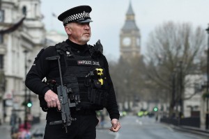 Οπλισμένος άνδρας συνελήφθη στο Λονδίνο έξω από τη Βουλή (φωτο)