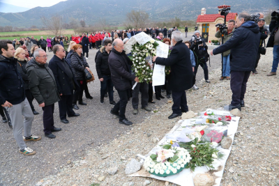 Τρισάγιο σε βαριά ατμόσφαιρα στα Τέμπη για τα 57 θύματα της σιδηροδρομικής τραγωδίας