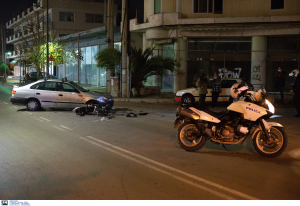 Τρίκαλα: Αυτοκίνητο χτύπησε και εγκατέλειψε μηχανάκι - Δείτε το βίντεο