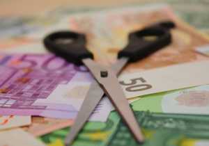Πόσο θα περικοπούν οι επικουρικές - Τι χάνετε αν έχετε άθροισμα συντάξεων πάνω από 1.300 ευρώ