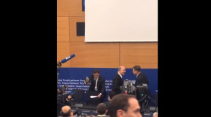 Απίστευτο περιστατικό: Ιταλός ευρωβουλευτής έβγαλε το παπούτσι του και πάτησε τις σημειώσεις του Μοσκοβισί (video)